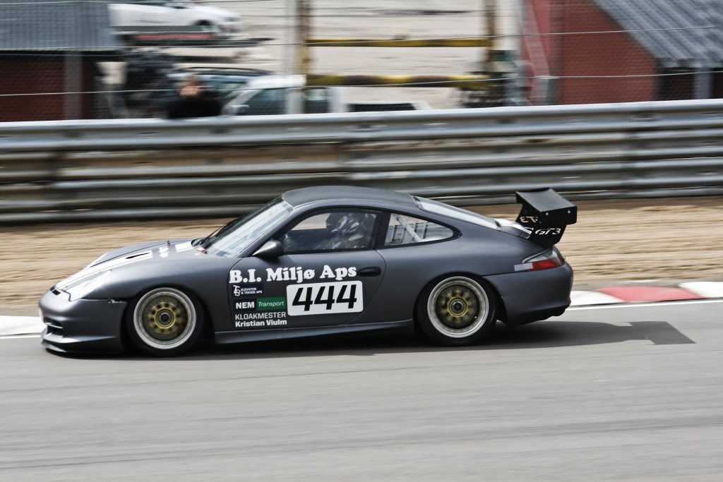 Her ses Mikkel C. Johansen på en af sine første omgang i Team Heino Frederiksens Porsche 996 GT3 Cup Car